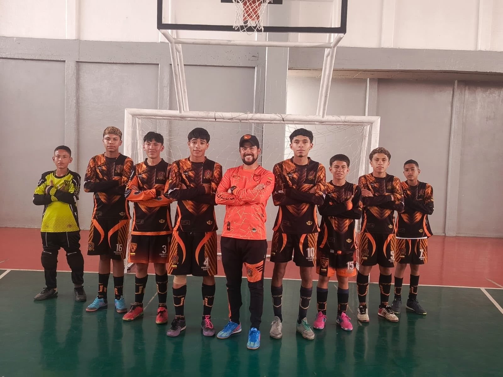 Equipo de baloncesto del Club Deportivo Eagles en una cancha cubierta de Suba