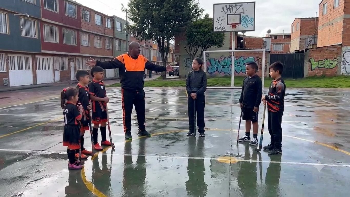 Entrenador del Club Deportivo Eagles dando instrucciones al equipo de hockey sobre piso